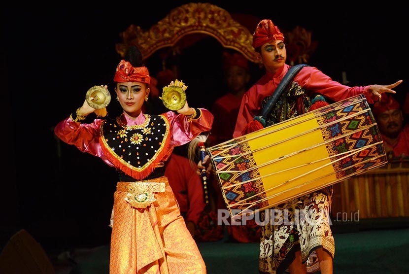 Penampilan tari 'Tari Baleq' dari Nusa Tenggara Barat (NTB) menyemarakan gelar aneka ragam seni 'Caruban' di Taman Budaya Jabar, Kota Bandung, Sabtu (19/3) malam. (Republika/Edi Yusuf)