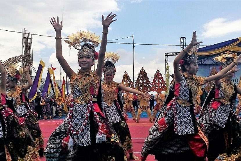 Penampilan tarian sapta pesona Indonesia dalam Gebyar Pesona Budaya Garut di Lapang SOR Ciateul, Kamis (22/2). 