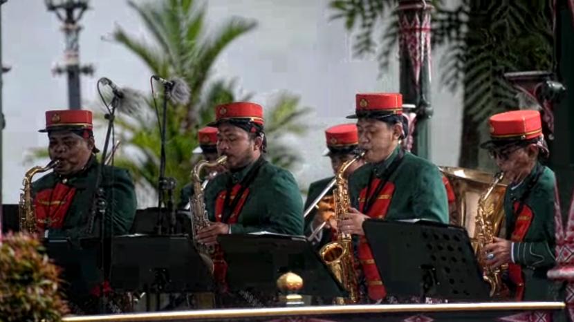 Penampilan tim ensembel tiup Yogyakarta Royal Orkestra saat Pentas Musikan Mandalasana di Keraton Yogyakarta, Rabu (1/3/2023). 