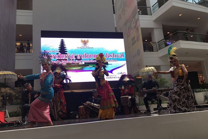 Penampilan tim kesenian Bandung World Ethnic sukses memukau masyarakat Manila