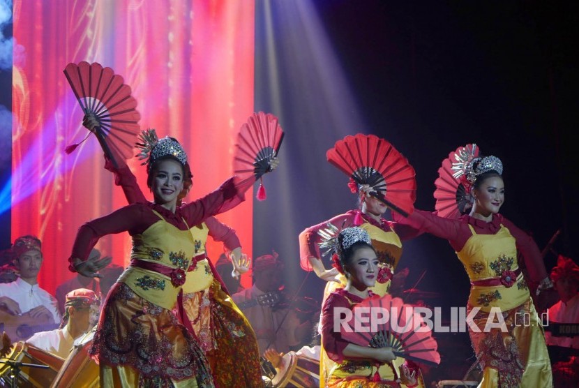 Penampilan tradisi diiringi komposisi musik pada konser musik Samba Sunda berjudul Taramurag dalam rangka 25 tahun grup Samba Sunda, di Gedung Kesenian Sunan Ambu, Institut Seni Budaya Indonesia (ISBI), Jl Buahbatu, Kota Bandung, Sabtu (25/2) malam.