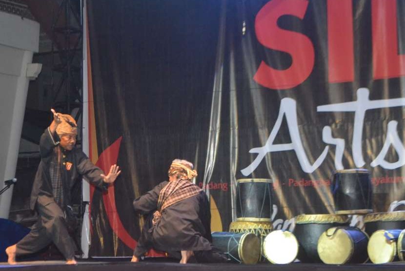 Penampilan tuo silek atau guru besar Silat Minangkabau pada acara Silek Arts Festival di Taman Budaya Sumatra Barat, Kota Padang, Jumat (7/9).