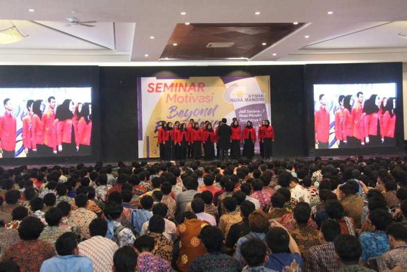 Penampilan UKM paduan suara STMIK Nusa Mandiri di Semot  2018.