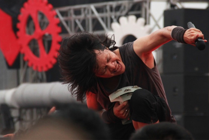 Penampilan vokalis GIGI band, Armand Maulana, di salah satu pertunjukan musik besar Indonesia. 