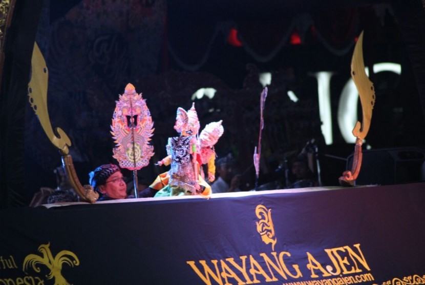 Penampilan wayang ajen di Taman Bakti Kota Banjar, Jawa Barat, Sabtu (17/3) malam.