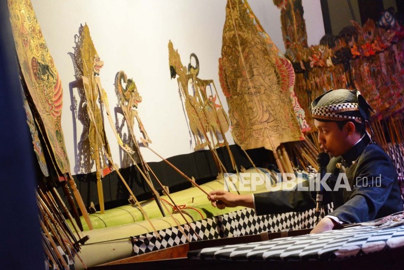 Penampilan wayang kulit Indramayu lakon 'Hanoman Duta' Ki Dalang Dian Pradita Kusuma, dari Satria Langen Budaya, Kabupaten Indramayu, Jawa Barat, di GK Rumentang Siang, Kota Bandung, Sabtu (16/4) malam. (Republika/Edi Yusuf)