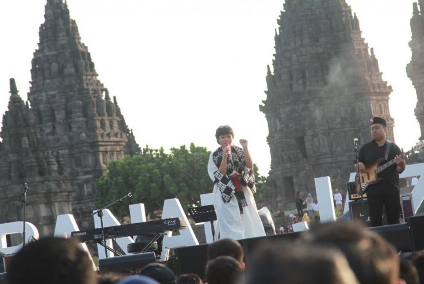 Penampilan Yura Yunita di panggung Prambanan Jazz Festival.
