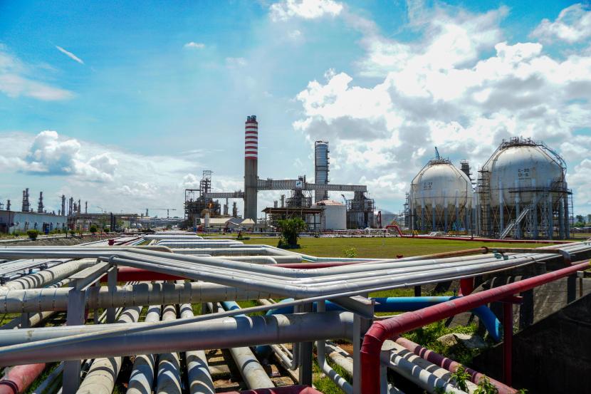 Penampungan gas di kilang RU V Balikpapan, Kalimantan Timur, Kamis (2/6/2022). Kilang Pertamina Balikpapan memproduksi 962,7 ribu barel bahan bakar jenis gasoline.