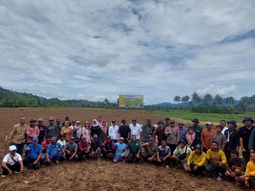 Penanaman padi gogo di Desa Tirto Asri, Kecamatan Taluditi, Kabupaten Pohuwato, Provinsi Gorontalo. 