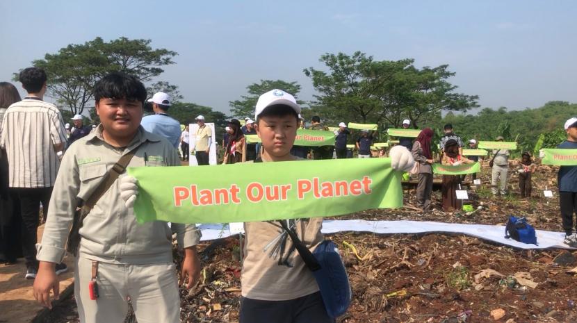 Penanaman pohon di lahan bekas TPA Pondok Rajeg, Bogor.