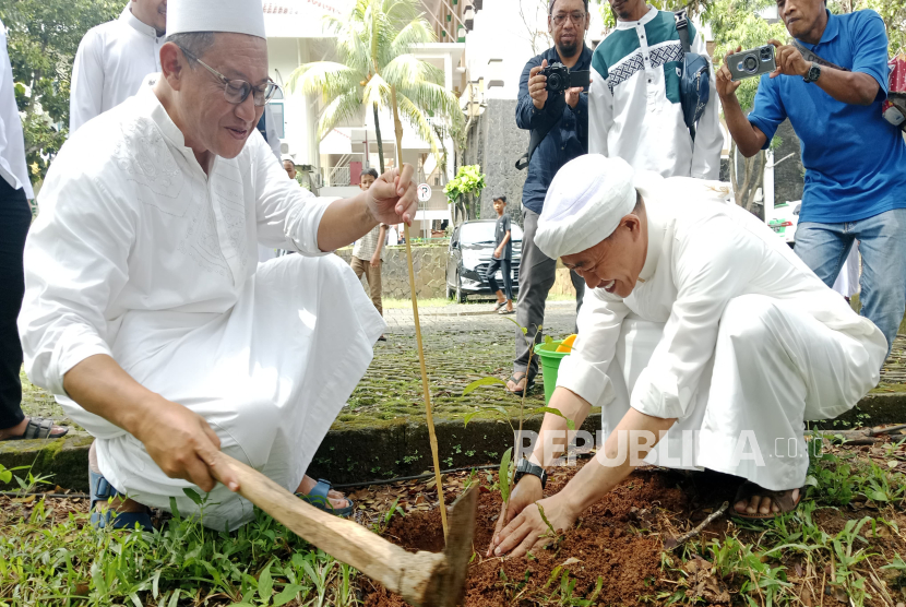 Penanaman pohon di Yayasan Az-Zikra, Sentul, Bogor.