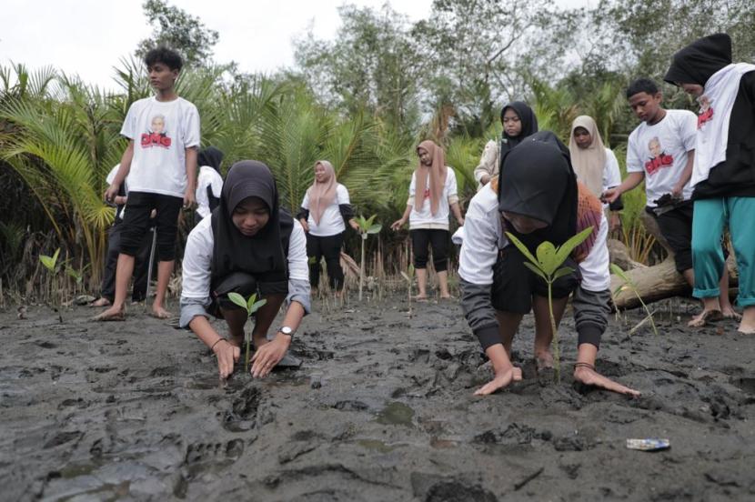 Penanaman ratusan bibit mangrove bersama masyarakat  di Talao Apar Pantai Penyu, Desa Apar, Kecamatan Pariaman Utara, Kota Pariaman, Sumatra Barat. 