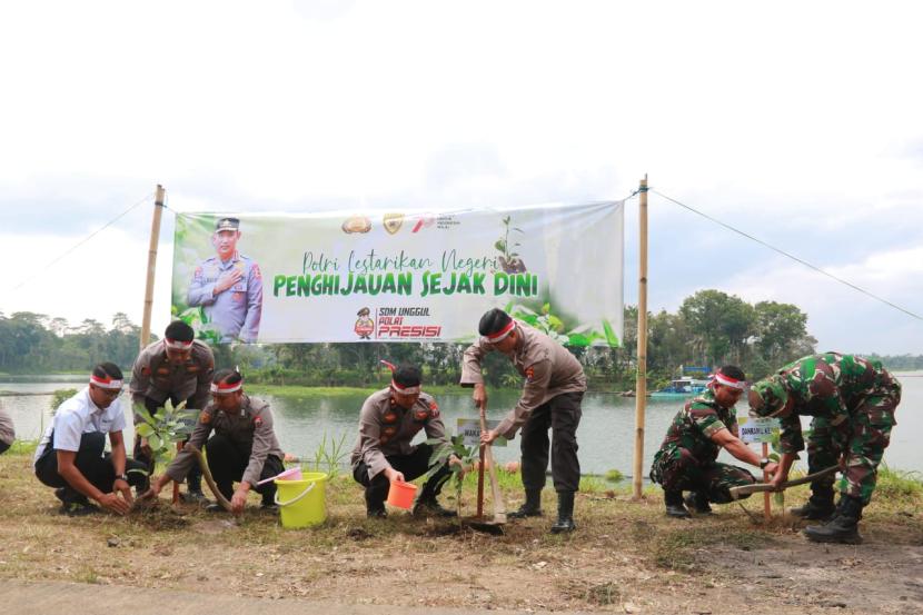  Penanaman sejumlah pohon berlangsung di sekitar Bendungan Sengguruh, Kabupaten Malang.