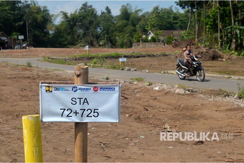 Penanda pembangunan Tol Yogyakarta-Bawen. Pemerintah menargetkan pengadaan lahan Tol Yogyakarta-Bawen selesai tahun ini.