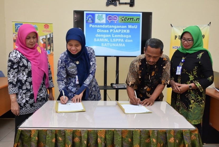  Penandangatangan kerja sama antara Dinas P3AP2KB Kabupaten Sleman dengan Yayasan Satu Nama, Lembaga Studi Pengembangan Perempuan dan Anak (LSPPA), dan Sekretariat Anak Merdeka Indonesia (Samin) di Kantor DP3AP2KB.