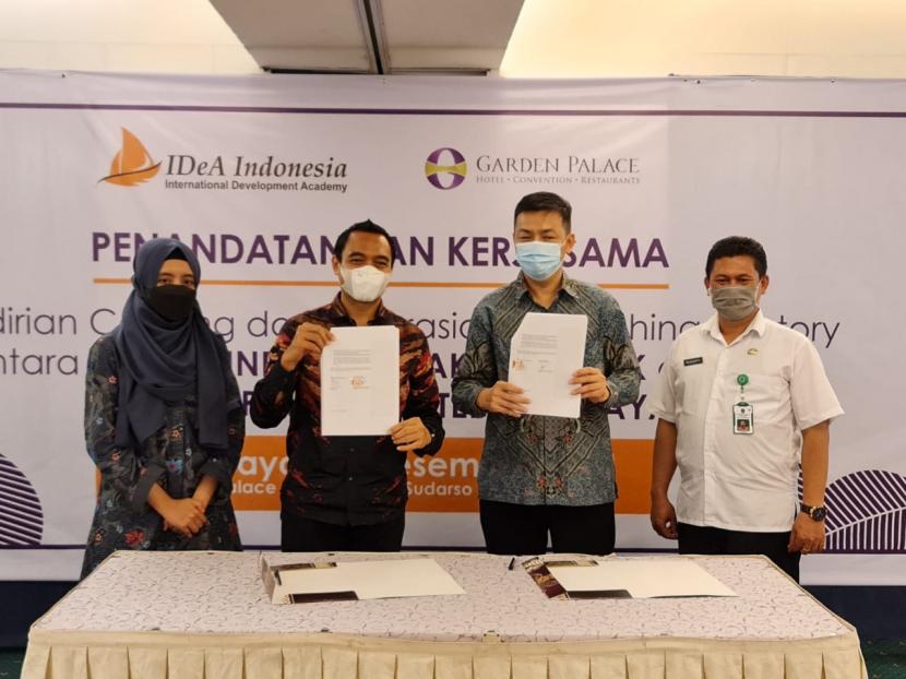 Penandatangan kerja sama antara IDeA Indonesia Akademi dengan Garden Palace Hotel Surabaya yang telah digelar pada 22 Desember 2021.