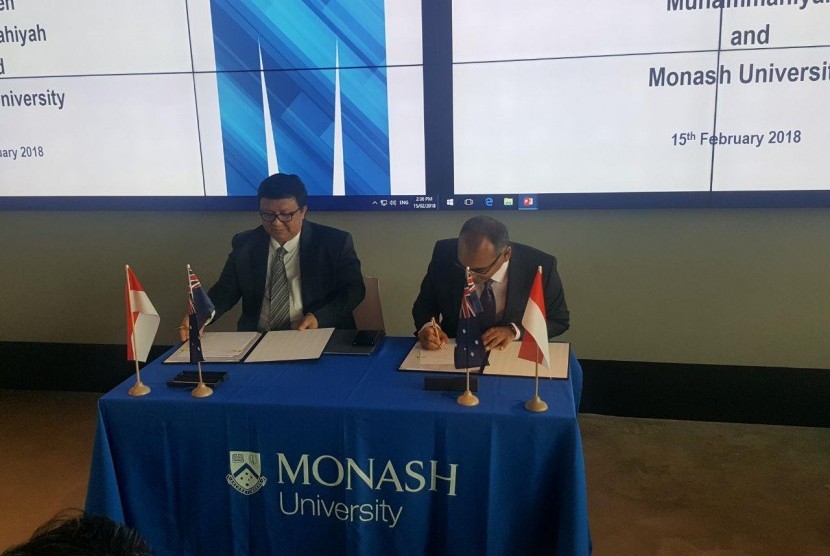 Penandatangan kerja sama antara UMS dan Monash University.