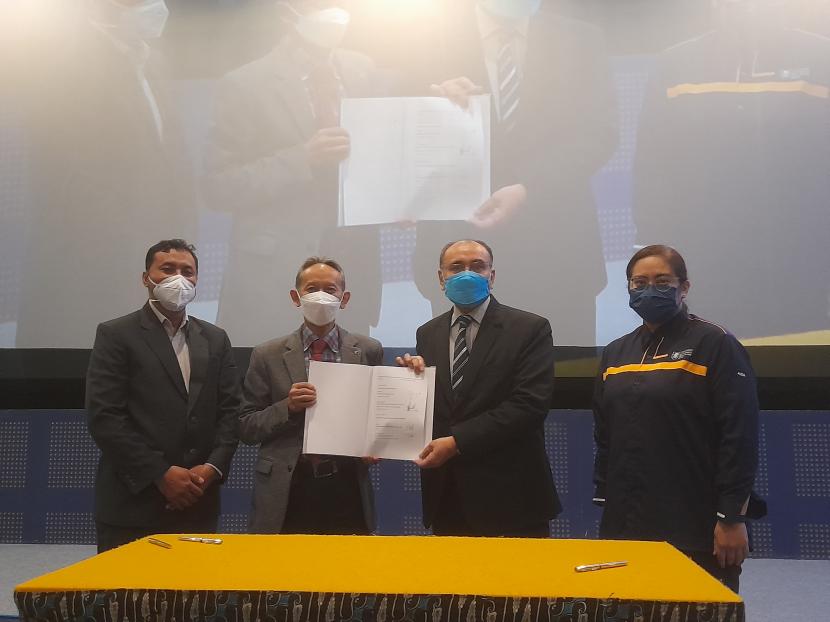 The signing of the collaboration between Amikom University Yogyakarta and Universiti Teknologi Mara Malaysia.