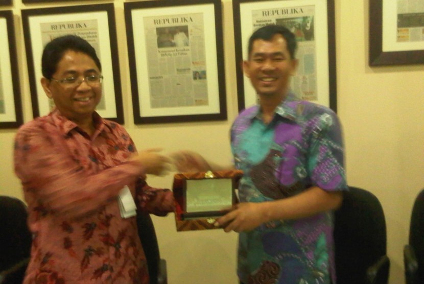 Pemimpin Redaksi Republika, Nashihin Masha (kanan) dan Ketua Arsip Nasional Republik Indonesia (ANRI) yang baru, Mustari Irawan.
