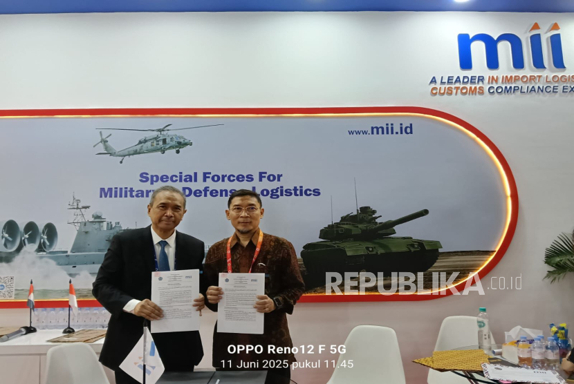 Penandatangan MoU antara Direktur PT MII Sriyono B. Soebianto dengan Wakil Rektor V UMS, Prof Supriyono, Ph.D dilakukan di Stan PT MII, pada IndoDefence JIE Kebayoran, Jakarta, Rabu (11/6/2025).