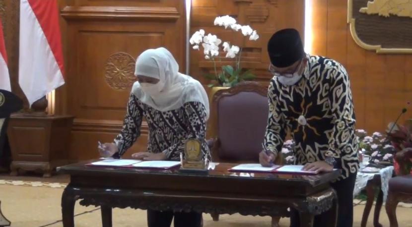 Penandatangan MoU antara Gubernur Jatim Khofifah Indar Parawansa dan Gubernur Jabar Ridwan Kamil di Surabaya.