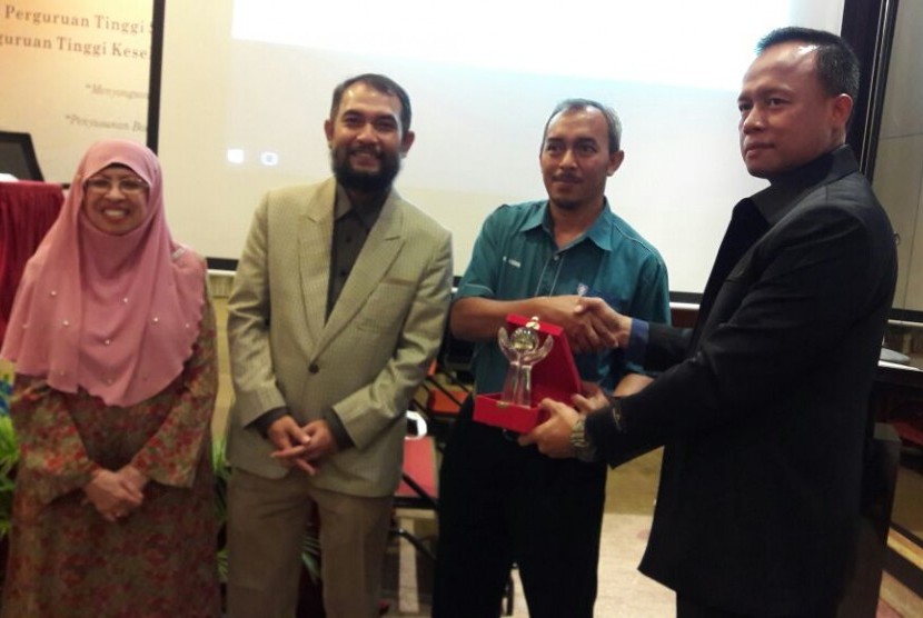 Penandatangan MoU antara STMIK Nusa Mandiri dengan dua perguruan tinggi terkemuka di Malaysia.