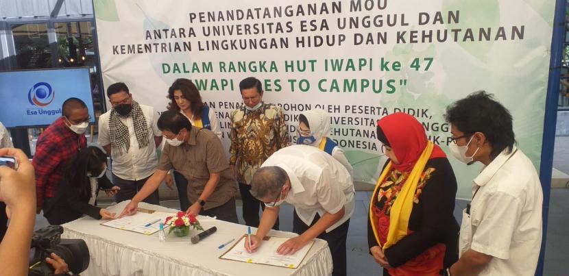 Penandatangan MoU antara Universitas Esa Unggul dengan KLHK di Jakarta, Kamis (24/2/2022).