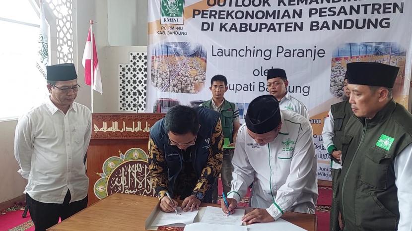 Penandatangan MOU oleh Bobby Rachman Abiyoso selaku Direktur PT Nash Interaksi Semesta dan Budi Faisal Farid S selaku Ketua RMI Kabupaten Bandung untuk digitalisasi pesantren.