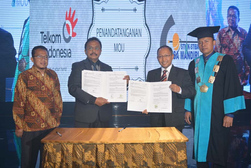 Penandatangan MoU STMIK Nusa Mandiri dengan PT Telkom Indonesia di Bekasi, Ahad (17/7/2016).