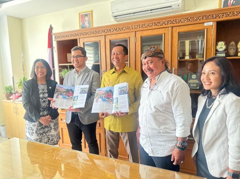 Penandatangan Nota Kesepahaman Bersama antara RSA UGM dan Sheraton Mustika Resort dan Spa di ruang Jonggring Saloka, RSA UGM, Selasa (21/5/2024). Proses penandatanganan dilakukan oleh Direktur Utama RSA UGM, Darwito, bersama General Manager Sheraton Mustika Resort and Spa, I Gede Sujana.