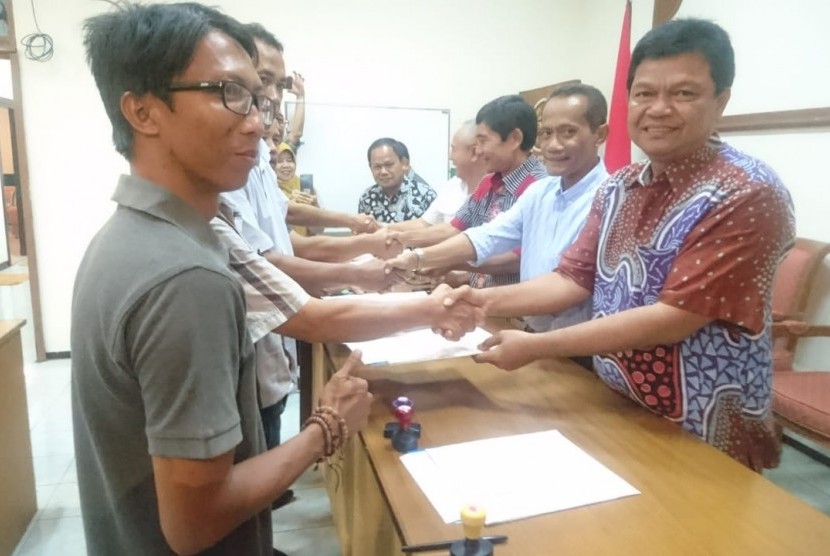 Penandatangan order pembelian (OP) antara Bulog dengan para mitra di Subdivre Surakarta yang disaksikan langsung oleh Kepala BKP Kementan Agung Hendriadi, Selasa (19/6).