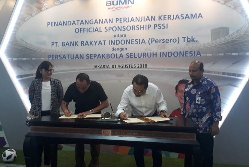 Penandatangan perjanjian kerjasama antara BRI dan PSSI, di kantor pusat BRI, Jakarta, Rabu (1/8). BRI menjadi sponsor PSSI. Yang menandatangani Ketum PSSI, Edy Rahmayadi (kiri), Dirut BRI, Suprajarto (Kanan). 