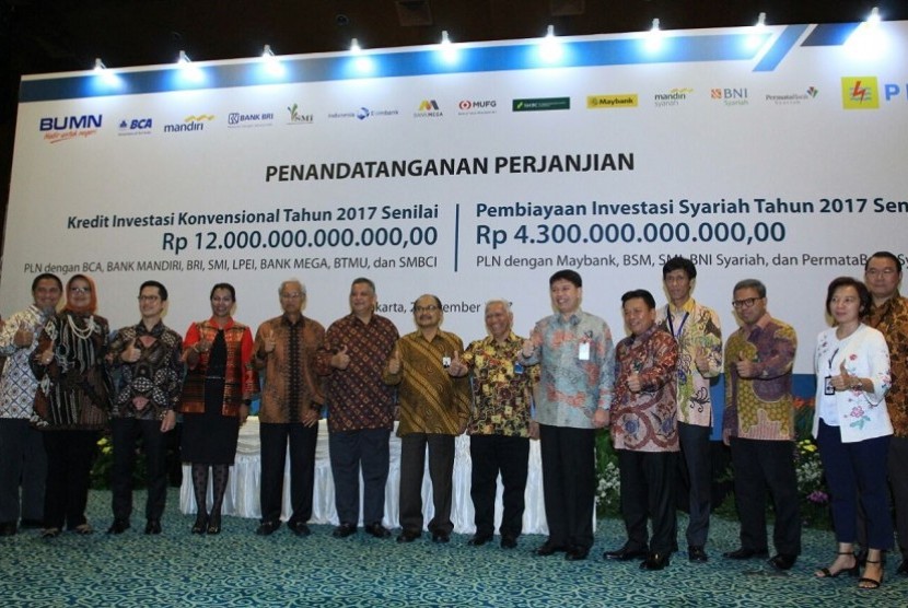 Penandatangan perjanjian pinjaman kredit investasi untuk PT PLN (Persero) di Jakarta, Kamis (2/11).