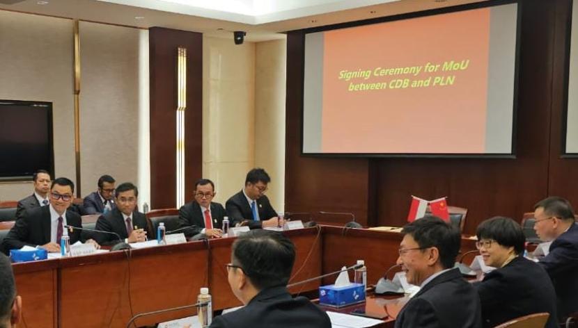 Penandatanganan _Memorandum of Understanding_ (MoU) oleh Direktur Utama PLN Darmawan Prasodjo (kiri) dan  President of CDB Xiamen Branch, Zeng Liqing (kanan) di kantor pusat CDB, Beijing, China, pada Senin (16/10).