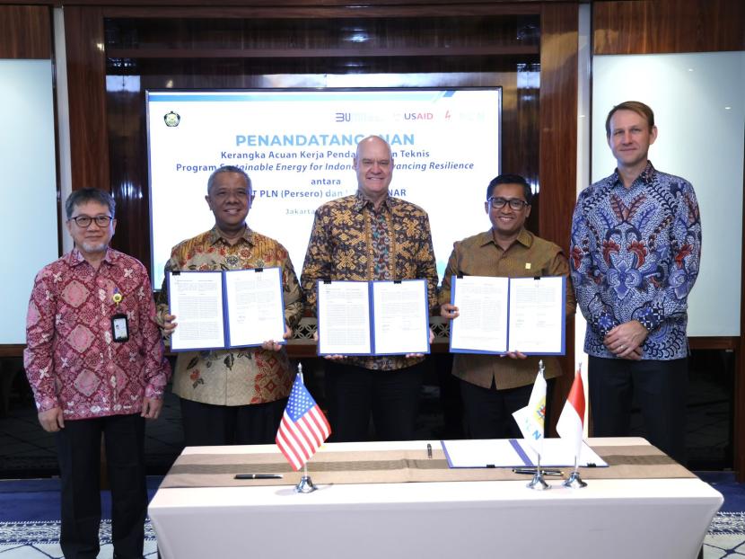 Penandatanganan kelanjutan Kerangka Acuan Kerja (KAK) antara PLN dan United States Agency for International Development (USAID) yang dilakukan oleh Direktur Legal dan Manajemen Human Capital PLN Yusuf Didi Setiarto (kedua dari kiri), Chief of Party USAID SINAR William R. Meade (tengah), dan Direktur Perencanaan Korporat dan Pengembangan Bisnis PLN Hartanto Wibowo (kedua dari kanan) yang disaksikan langsung oleh Direktur Pembinaan Program Ketenagalistrikan Kementerian Energi dan Sumber Daya Mineral (ESDM) Wanhar (kiri) dan Direktur Lingkungan Hidup USAID Indonesia Brian Dusza (kanan) di Kantor Pusat PLN, Jakarta (10/7/2024).