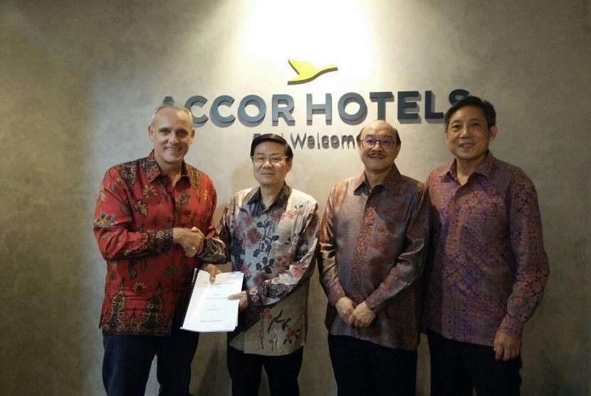 Penandatanganan kerja sama antara AccorHotels dan Binakarya Gorup untuk Mercure Hotel Seminyak, Bali