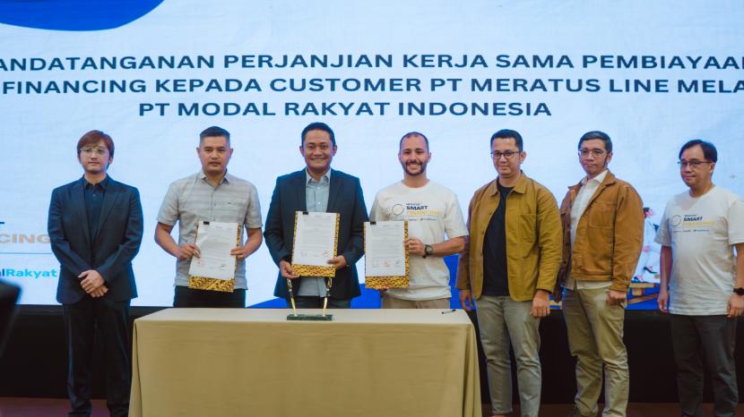 Penandatanganan kerja sama antara Bank Mandiri, integrator maritim dan logistik Meratus Group, serta perusahaan teknologi finansial PT Modal Rakyat Indonesia (Modal Rakyat) untuk pembiayaan UKM di industri transportasi laut di Jakarta, Senin (22/1/2024).