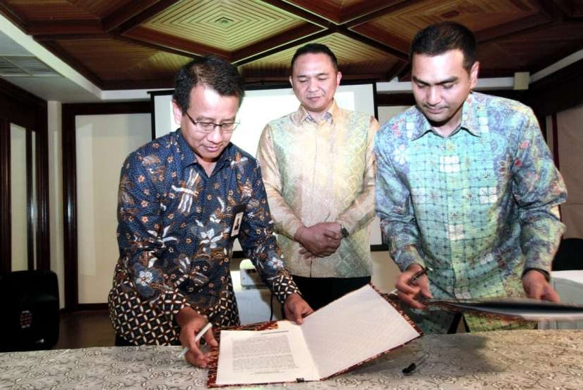 Penandatanganan kerja sama antara BNI dan Garuda Indonesia di Denpasar, Kamis (11/10).