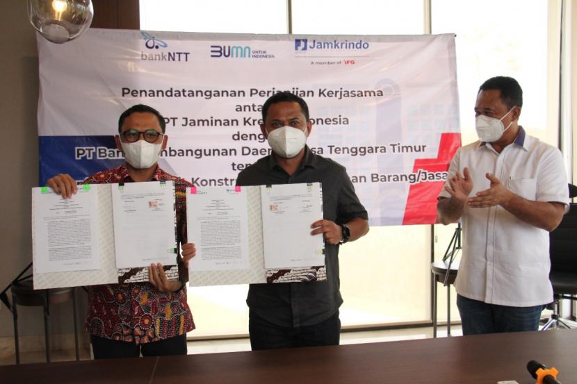 Penandatanganan kerja sama antara Jamkrindo dan Bank NTT