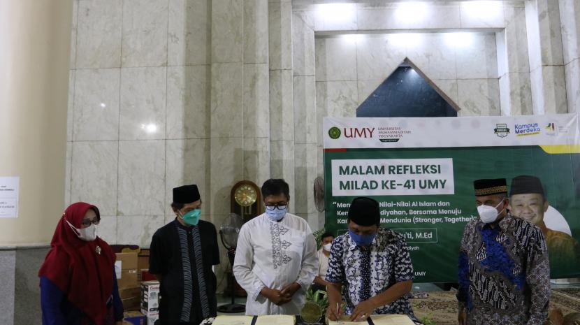 Penandatanganan kerja sama antara Lembaga Pengembangan Karir dan Sumber Daya Manusia (LPKSDM) UMY dengan Pimpinan Daerah Muhammadiyah (PDM) Klaten dalam rangka memberdayakan petani-petani di Klaten.