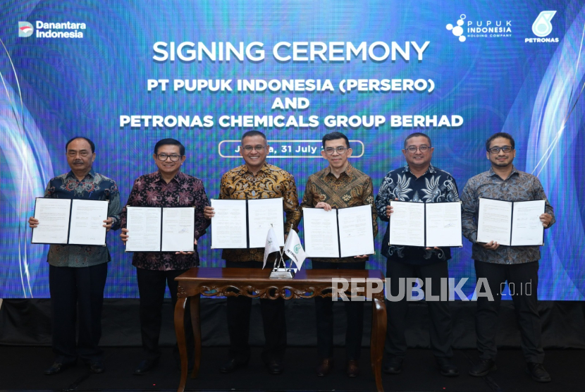 Penandatanganan kerja sama antara PT Pupuk Indonesia (Persero) dan Petronas Chemicals Group Berhad (PCG).