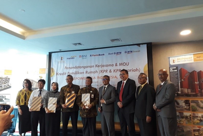 Penandatanganan kerja sama antara Repower Asia Indonesia dengan Bank Mandiri, BNI Syariah, Bank Panin dan BTN, Senin (16/12). Kerja sama bertujuan memberikan beragam pilihan pembiayaan KPR untuk masyarakat.