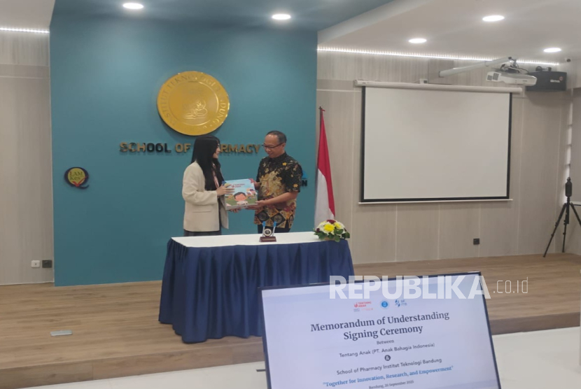 Penandatanganan Kerja Sama antara Tentang Anak dan Sekolah Farmasi ITB untuk mengatasi stunting, Jumat (26/9/2025).