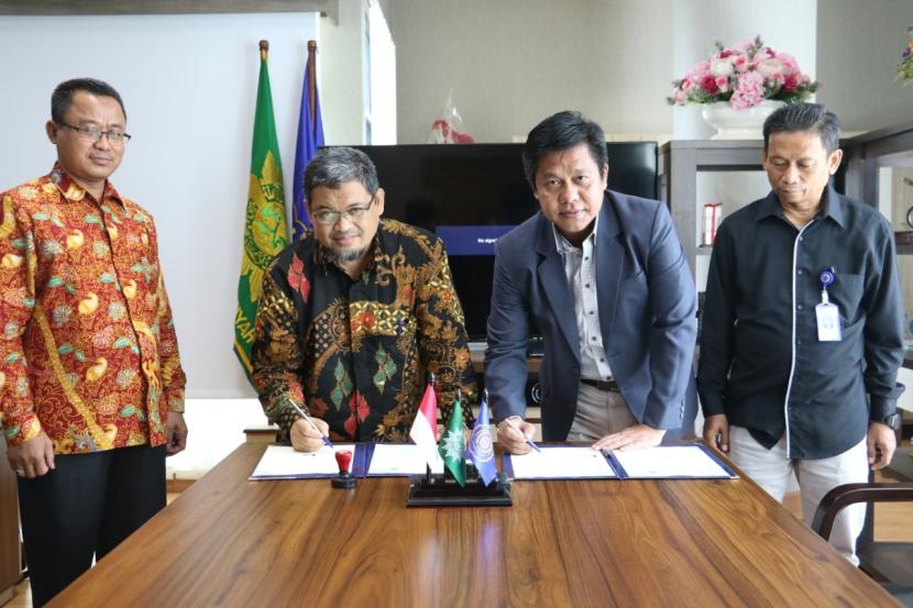 Penandatanganan kerja sama antara UMP dan Dikdasmen Muhammadiyah Jawa Tengah.