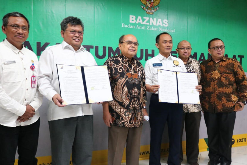 Penandatanganan kerja sama data mustahik oleh Direktur Jenderal Dukcapil Kemendagri, Zudan Arif Fakhrulloh, dan Direktur Utama Baznas, Arifin Purwakananta, dengan disaksikan Ketua BAZNAS, Bambang Sudibyo, di Gedung Baznas Rabu (8/5).