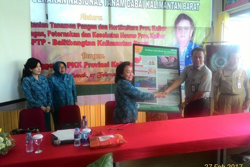 Penandatanganan kerja sama Gerakan Tanam (Gertam) Cabai di Kalimantan Barat