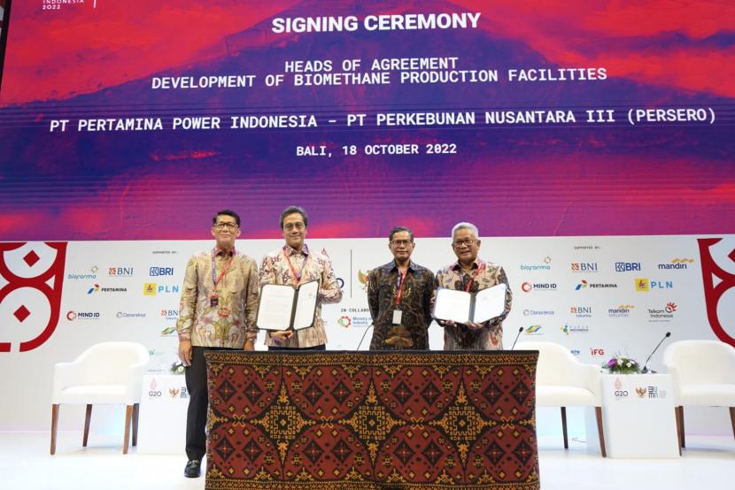  penandatanganan kerja sama hulu ke hilir penyediaan Compressed Biomethane antara Pertamina NRE (PNRE), Subholding Gas Pertamina melalui afiliasinya, Pertagas Niaga, serta PT Perkebunan Nusantara III (Persero) (PTPN III) dalam acara State-owned Enterprises International Conference di Bali, Selasa (18/10/2022). 