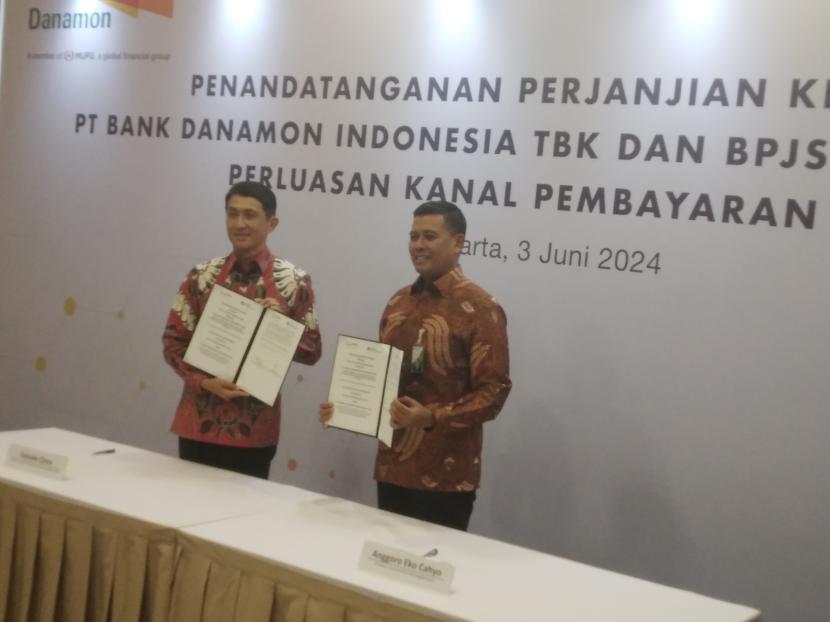 Penandatanganan kerja sama oleh Dirut BPJS Ketenagakerjaan Anggoro Eko Cahyo dan Dirut PT Bank Danamon Indonesia Tbk Daisuke Ejima di Jakarta, Senin (3/6/2024).