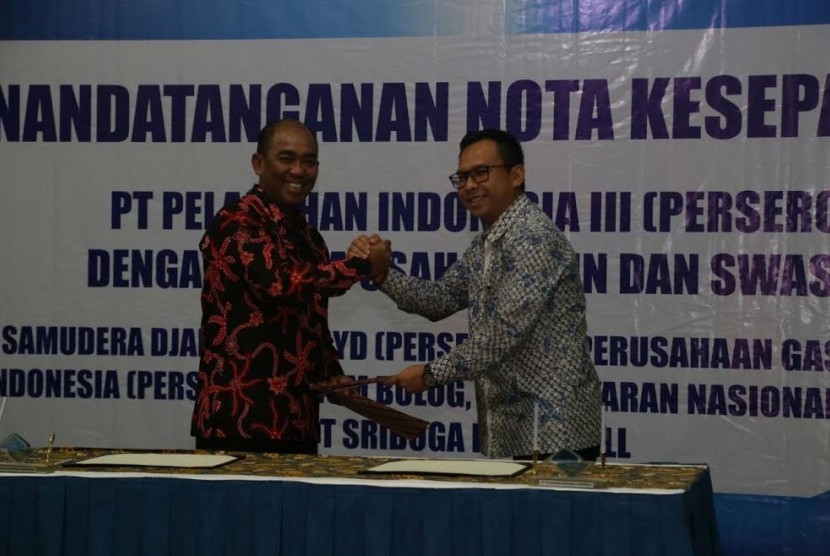 Penandatanganan kerja sama Pelindo III dan PGN untuk pemanfaatan gas bumi.