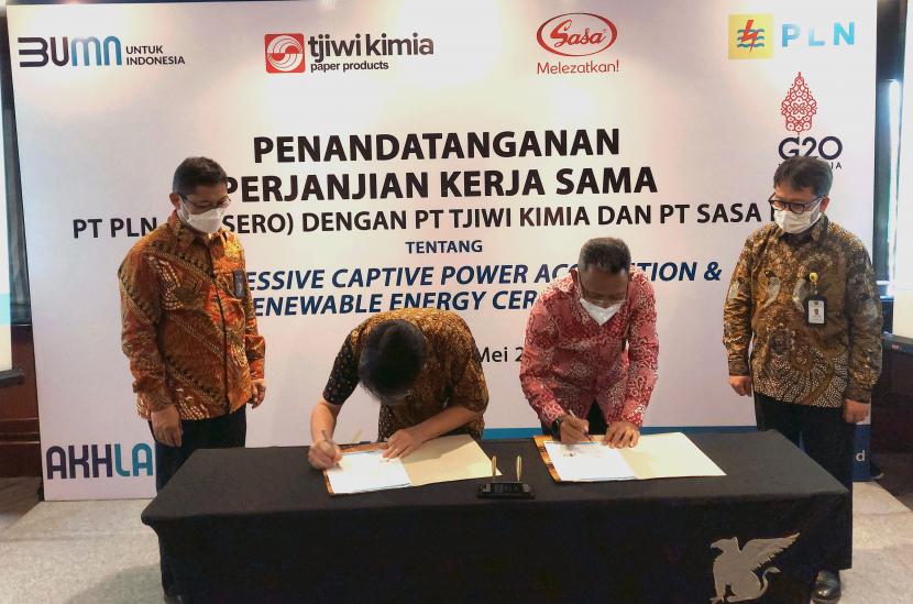  Penandatanganan kerja sama progressive captive power acquisition dan renewable energy certificate antara PT PLN dengan PT Tjiwi Kimia dan PT Sasa Inti. 